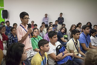 Future There - Schüler mit Mikrofon