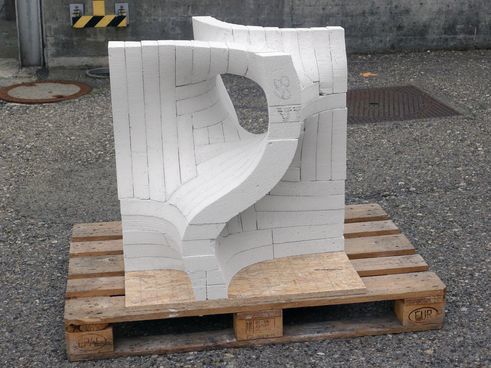 톰 파블로프스키 | ‘두 공간 벽(Zweiraumwand)’, 체인톱과 로봇을 이용해 자유로운 형식으로 제작한 실험적 작품