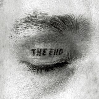 „The End“ auf Timm Ulrichs rechtem Augenlid (1981)