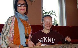 فاطمة وشقيقتها  من العائلة المضيفة