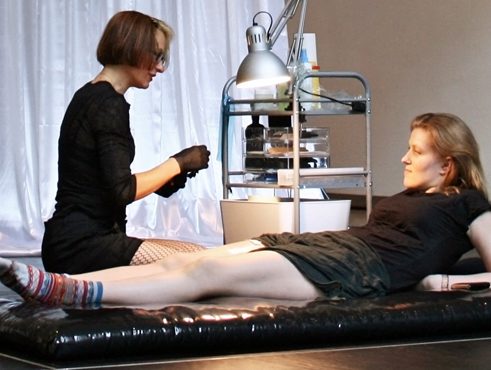 Natascha Stellmach (li) bei der Performance von The Letting Go im Museum für Kunst & Gewerbe Hamburg (2015)