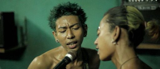 Film My Buddah is punk / Kyaw Kyaw en train de chanter (extrait)