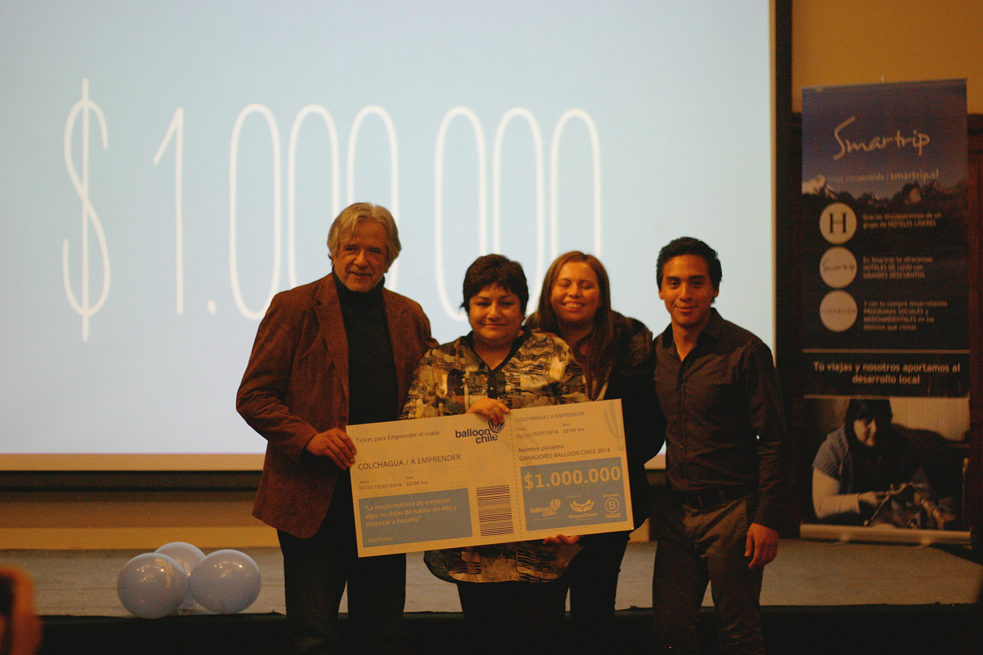 Carlos Cardoen, Besitzer des Hotels Santa Cruz übergibt den Preis an eine lokale Unternehmerin, die an dem von Smartrip unterstützten Programm Balloon Colchagua 2014 teilgenommen hat. © Smartrip