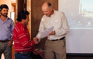 Nicholas Russ- Tierra Atacama: Gerente Residente del hotel Tierra Atacama haciendo entrega de un diploma a artesano que participó del programa Más Artesanía Local. © Smartrip