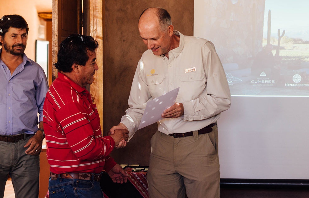 Nicholas Russ – Tierra Atacama: Der Geschäftsführer des Hotels Tierra Atacama übergibt das Diplom an einen der Handwerker, der an dem Programm Mehr Lokale Handwerkskunst teilgenommen hat. © Smartrip
