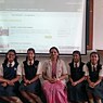 Учасниця конкурсу Яшашрі Девдікар з ученицями Sinhgad City School в індійському Пуне