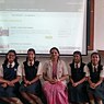 Yashashree Devdikar, participante no concurso, com alunas da Sinhgad City School na cidade de Pune, na Índia | Foto (extrato): © Yashashree Devdikar