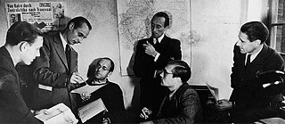 Le fondateur du « Spiegel », Rudolf Augstein (deuxième en partant de la droite), accompagné de rédacteurs en 1947