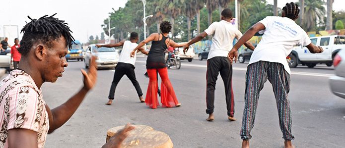 Performance nach Choreografie von Dorine Mokha während der „Journées Utopiques“ im Juni 2016 in Kinshasa