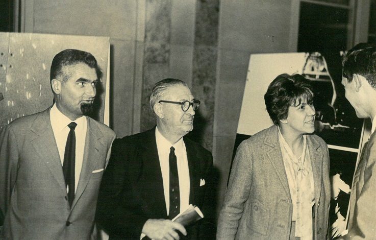 Primera exposición del Goethe-Institut – Facultad de Ingenieria, Director Dr. Schmidt con el jefe de la biblioteca en inauguración. 5 de mayo de 1966.