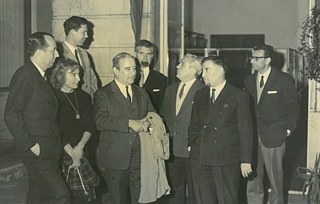 Prof. Erwin Walter Palm recorriendo instalaciones de Argentores junto al Director Sr. Ponferrada. Septiembre de 1966.