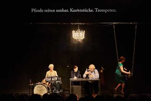 „Den größten Blumenstrauß der Welt“ bei der Langen Nacht der neuen Dramatik an den Münchner Kammerspielen mit Jelena Kuljic, Zeynep Bozbay, Peter Brombacher, Annette Paulmann
