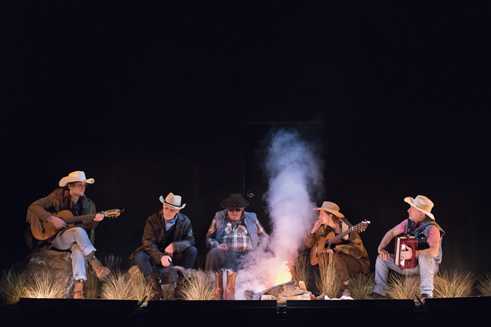 „Caspar Western Friedrich“ von Philippe Quesne an den Münchner Kammerspielen, v.l.n.r.: Franz Rogowski, Johan Leysen, Peter Brombacher, Julia Riedler, Stefan Merki