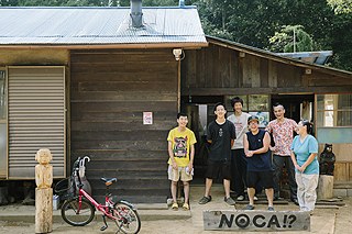 Die NOCA!?-Mitarbeiterin Frau Haruka und der Projektgründer Ali Kawakita mit Yōsuke, Shûji, Shûto und Yûtarō vor dem NOCA?!-Haus. Sechs Jugendliche im Alter von 17 bis 25 leben hier zusammen