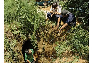 Shûjis selbstgegrabener „Bunker“. Denn: „Es kann ja doch ein Krieg kommen.“