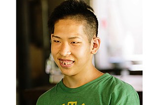 Shûto: Seit sieben Monaten wohnt er hier. Er arbeitet auf dem Feld, in seiner Freizeit liest er gerne. Sein Lieblingsgemüse ist Sojabohnen und Süßkartoffeln