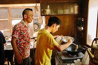 „Zunächst muss das Öl in die Pfanne, dann gibt man das Ei hinzu. Dann muss man ganz schnell rühren!“ „Genau, mit Gefühl! Super!“ Ali verrät Yûtarō seine Geheimrezepte