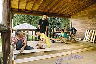 Von einem Kunden aus Chiba City kam der Auftrag für einen Umbau seines „Katzenzimmers“. Herr Ali hat vorgeschlagen, mit der Elektrosäge ans Werk zu gehen.