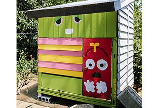 Das Gartenhäuschen im Kinderfernsehen-Design?! Jepp, auch das haben die Schützlinge selbst gebaut.