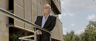 Manuel Llanes delante del Teatro Central &copy; Foto: LoloVasco © Manuel Llanes Manuel Llanes vor dem Teatro Central Sevilla. Foto: LoloVasco © Manuel Llanes