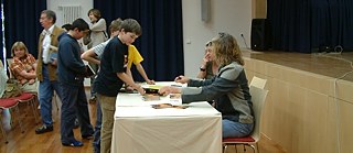 Joachim Massanek unterschreibt Die Wilden Fussballkerle.