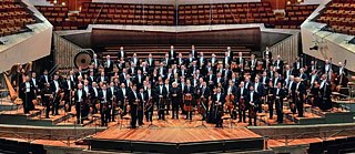 Die Berliner Philharmoniker mit ihrem Künstlerischen Leiter Sir Simon Rattle