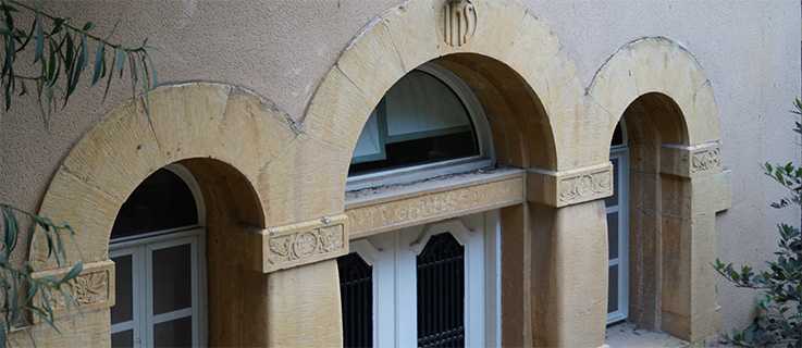 Schlussstein über dem Eingang zum ehemaligen deutschen Pfarrhaus auf dem Campus der École Supérieure des Affaires