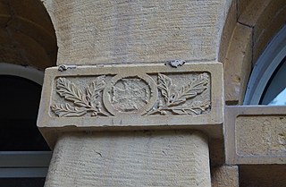 Ausgeschlagenes Malteserkreuz am Eingang zum alten Pfarrhaus