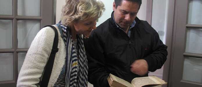 Hannelore Vogt besucht eine populäre Bibliothek in Buenos Aires. 