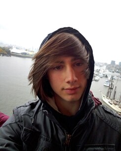 Ole (born 2000), whose real name is Jan Ole Pieper, attends the Walddörfer district school in Hamburg.