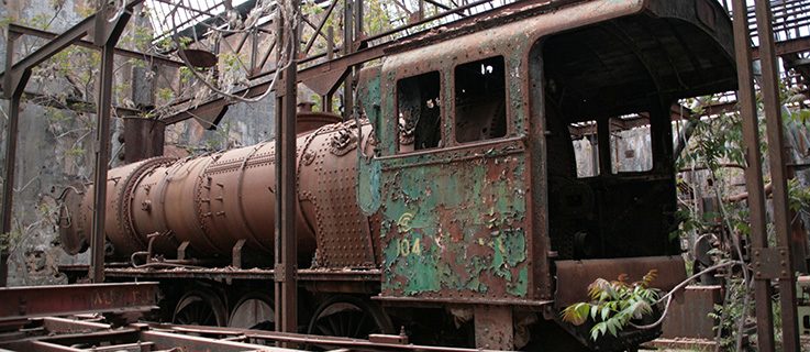 Abgestellte G8 Dampflokomotive in den verfallenen Wagenhallen des Bahnhofs in Rayak
