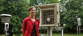 Meteorologie-Studentin Daniela Schoster vor der Wetterstation