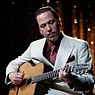 Reda Ketab als Jazz-Gitarrist Django Reinhardt