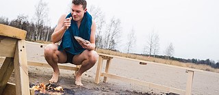 Arto Torgoutsa überlegt sich_ob er Lust hat, ins eiskalte Meer einzutauchen.