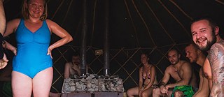 Die Stimmung in der Jurtasauna ist fröhlich.