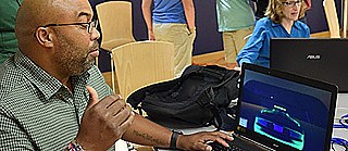 Ein Besucher der Abschlussveranstaltung spielt Digital Highway