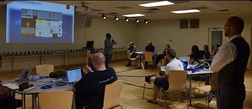 Eröffnung des P3 Game Jams durch Boris Willis, der in seiner Rede über Spiele, Privatsphäre und die darstellenden Künste diskutiert.