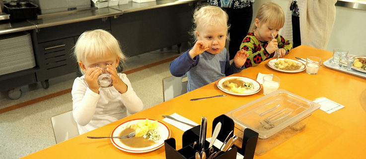 Tikkuvuoren päiväkodissa pienet lapset syövät ruokalassa ja itse.