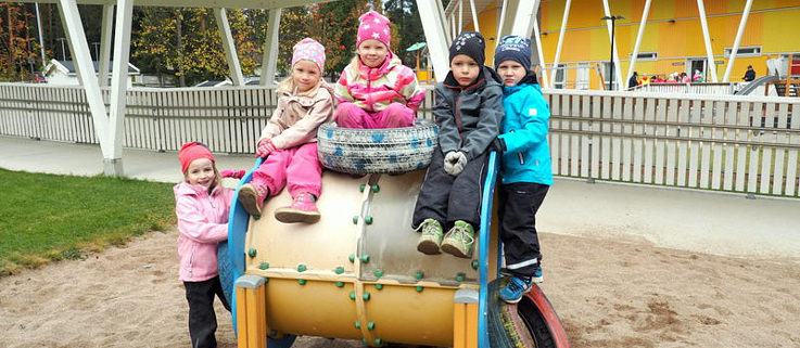 Auf dem Hof des Kindergartens ist Klettern erlaubt. 