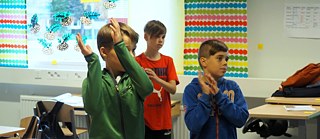 Tanzen mitten im Unterricht macht munter.