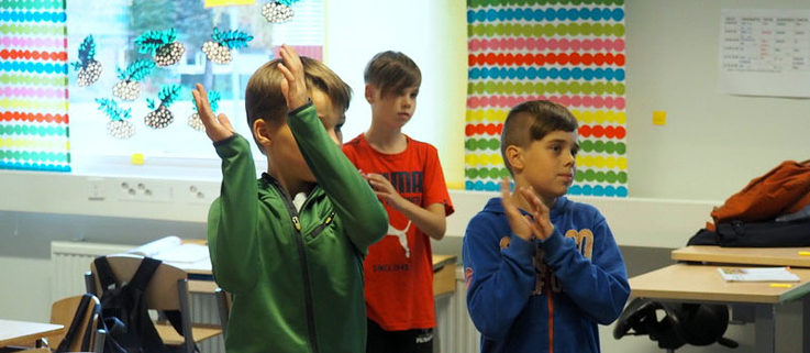 Tanzen mitten im Unterricht macht munter.