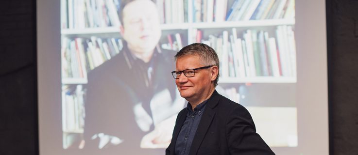Claus Löser berbicara di Pusat Kebudayaan Bayerisches Haus di Odessa mengenai seni video di Jerman Timur (2015) 
