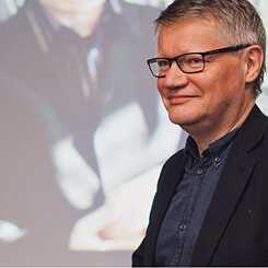 Claus Löser spricht im Kulturzentrum Bayerisches Haus in Odessa über Videokunst in der DDR (2015)