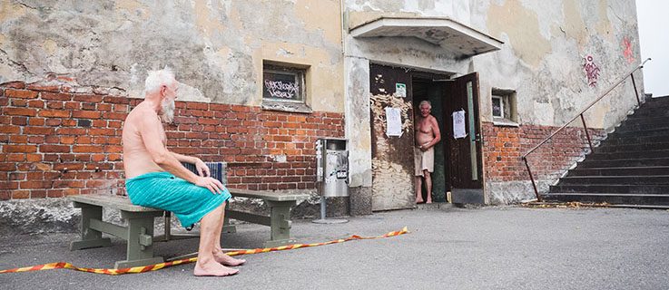 Veke jäähdyttelee Suvilahden Huilaamon edustalla. Unto Ruokolainen kurkkaa ovesta.