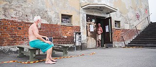 Veke kühlt sich ab vor Huilaamo in Suvilahti. Unto Ruokolainen guckt herein