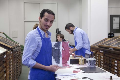 Ahmed Al Ali beim Handsatz-Kurs in den Grafischen Werkstätten der HGB
