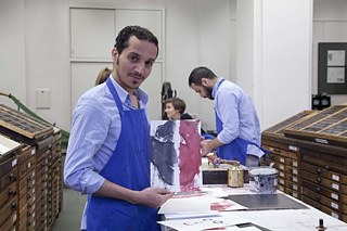 Ahmed Al Ali pendant un cours de composition manuelle dans les ateliers d’arts graphiques de la HGB