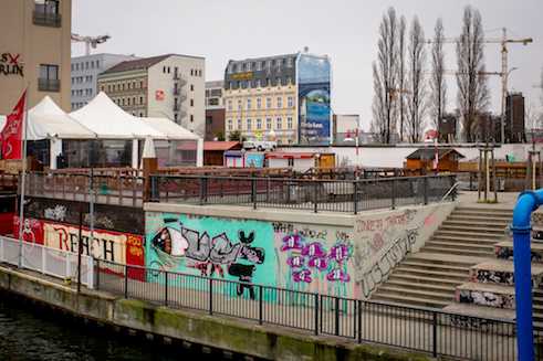 Fassade Eastside-Hotel – Verschiedene Künstler