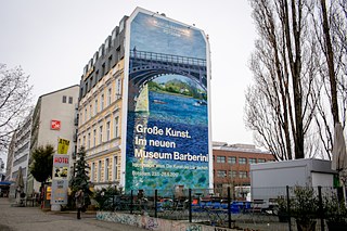 Fassade Eastside-Hotel – Verschiedene Künstler