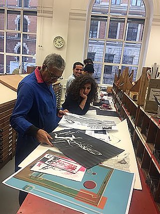 Konsultation mit Prof. Rayan Abdullah: Ahmad Al Ali hat die Namen der ersten Deutschen, die er an der HGB kennengelernt hat, in arabische Schrift gesetzt.